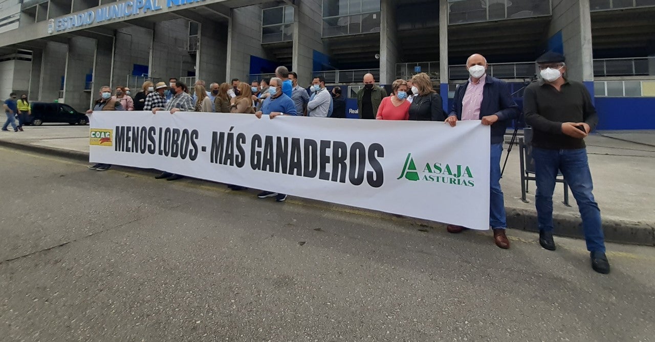 Protesta de ganaderos contra la política de Sánchez de protección del lobo Protesta de ganaderos contra la política de Sánchez de protección del lobo
