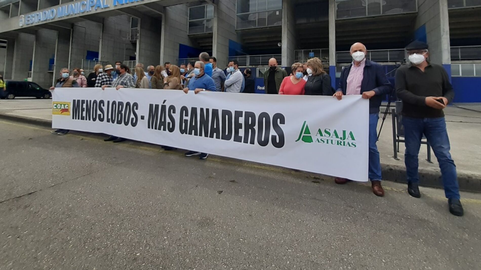 Protesta De Ganaderos Contra La Política De Sánchez De Protección Del ...