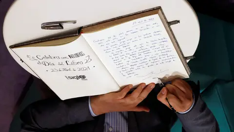 El Presidente del Principado firma el libro del centenario de la Librería Cervantes El Presidente del Principado firma el libro del centenario de la Librería Cervantes