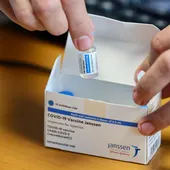 Noticias de la mañana (23-04-21) La vacuna de Janssen puede hacer que lleguemos a los 5 millones de inmunizados en mayo en España Noticias de la mañana (23-04-21) La vacuna de Janssen puede hacer que lleguemos a los 5 millones de inmunizados en mayo en España