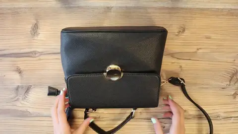 El truco de moda de redes sociales que convierte un bolso en una mochila El truco de moda de redes sociales que convierte un bolso en una mochila