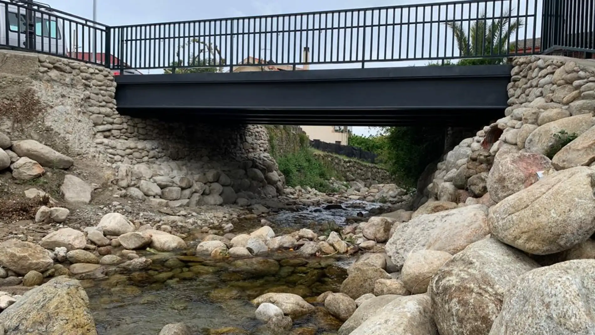 Reparado el puente sobre el arroyo Garganta de la Buitrera, en Gargantilla