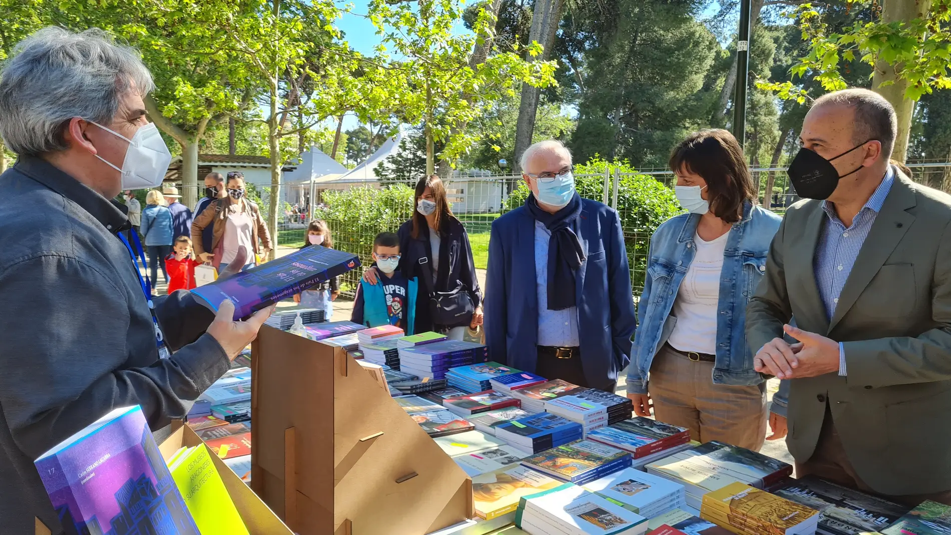 La Feria del Libro de Zaragoza se ha trasladado al parque Grande José Antonio Labordeta