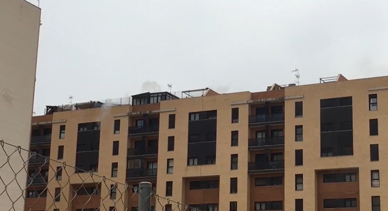 Los bomberos extinguen un incendio originado en la terraza de un duplex del PAU-1 Los bomberos extinguen un incendio originado en la terraza de un duplex del PAU-1