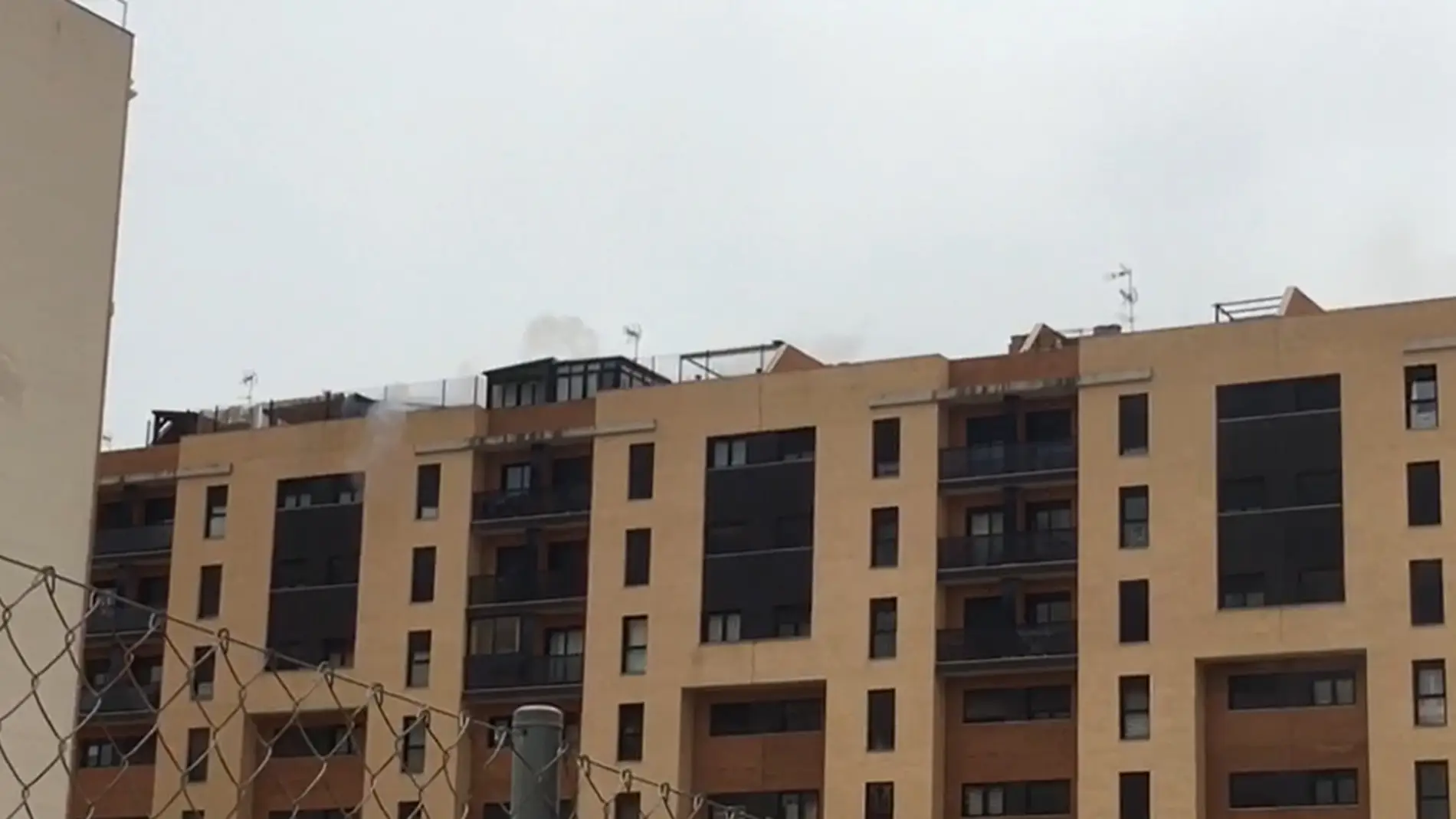 Imagen de la terraza donde se puede apreciar el humo