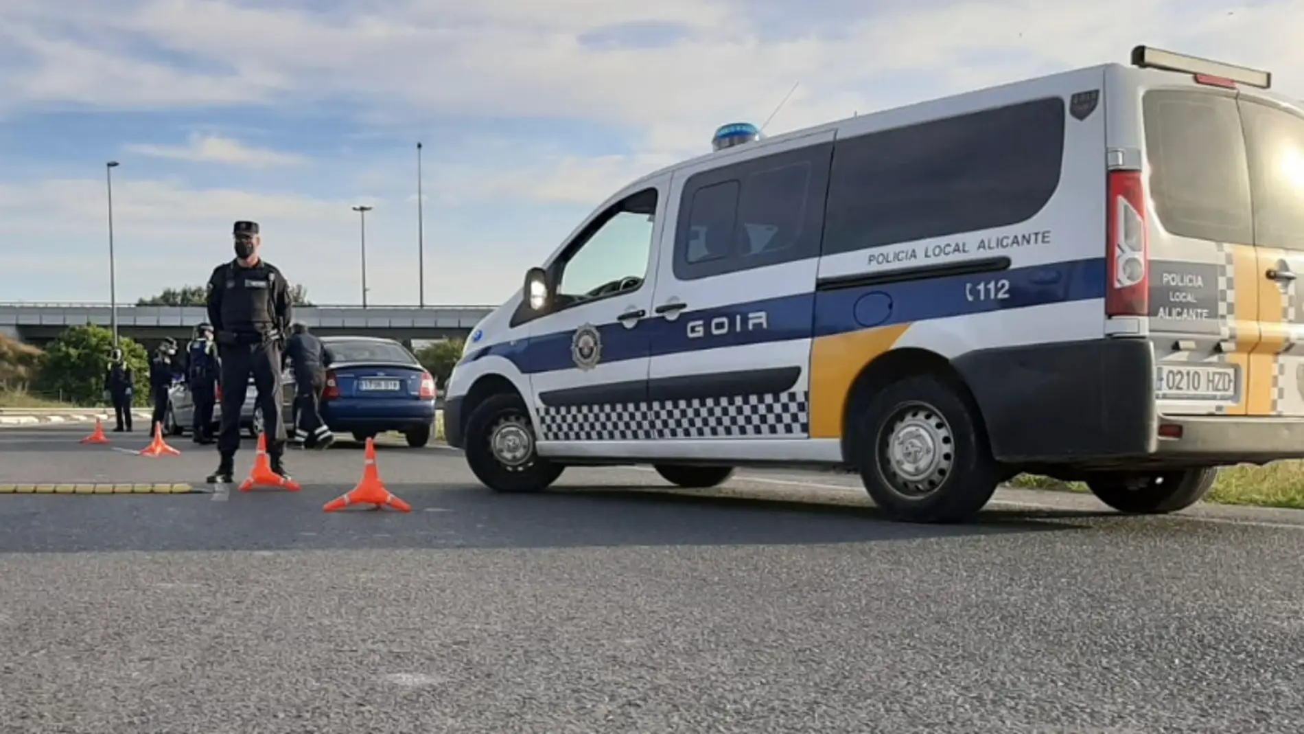 Un control de la unidad GOIR de la Policía Local de Alicante