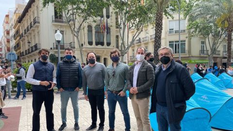 La patronales de la hostelería, restauración y ocio levantaron tiendas de campaña frente a la sede del Consell en Alicante La patronales de la hostelería, restauración y ocio levantaron tiendas de campaña frente a la sede del Consell en Alicante