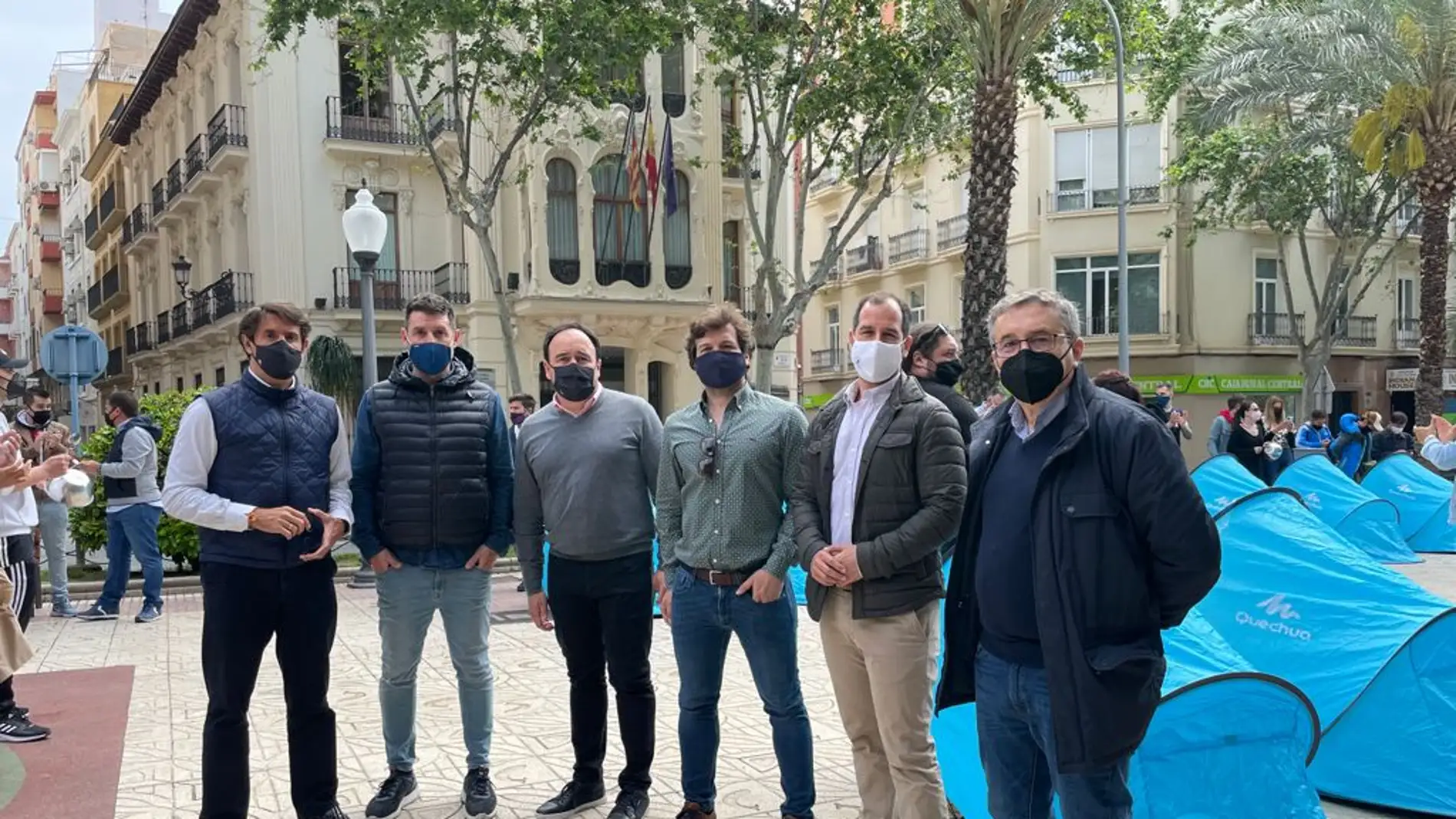 La patronales de la hostelería, restauración y ocio levantaron tiendas de campaña frente a la sede del Consell en Alicante