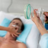 Un hombre hospitalizado necesita la ayuda de un respirador artificial 
