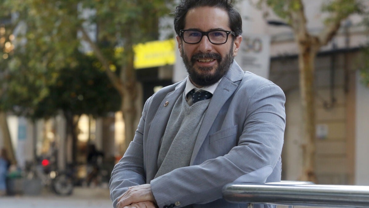 David Moscoso: "El fútbol sigue siendo una vía de escape que llena vacíos emocionales, pero los jóvenes sienten menos interés por la práctica del deporte" David Moscoso: "El fútbol sigue siendo una vía de escape que llena vacíos emocionales, pero los jóvenes sienten menos interés por la práctica del deporte"