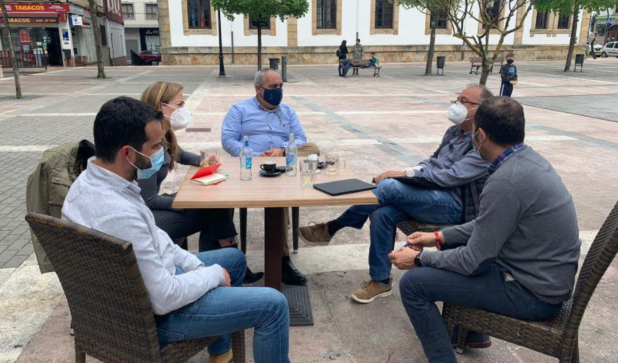 El PP se compromete a “pelear en todos los frentes” para evitar que el lobo acabe con las joyas queseras de Asturias El PP se compromete a “pelear en todos los frentes” para evitar que el lobo acabe con las joyas queseras de Asturias