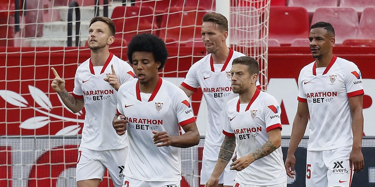 El Sevilla se impone al Granada y sigue en la pelea por el título El Sevilla se impone al Granada y sigue en la pelea por el título