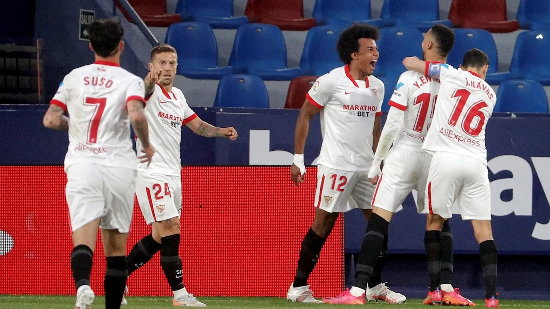 Los jugadores del Sevilla celebran un gol 