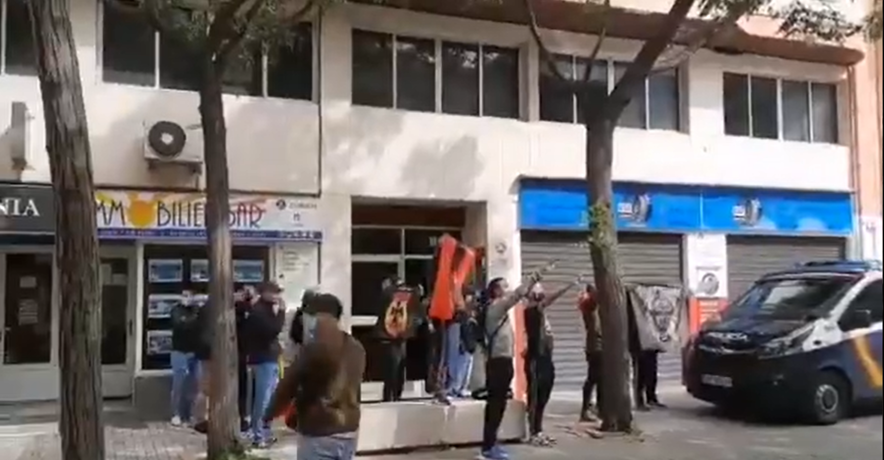 Un grupo de ultras insulta y hace el saludo fascista a Rufián en la presentación de su libro en Denia Un grupo de ultras insulta y hace el saludo fascista a Rufián en la presentación de su libro en Denia