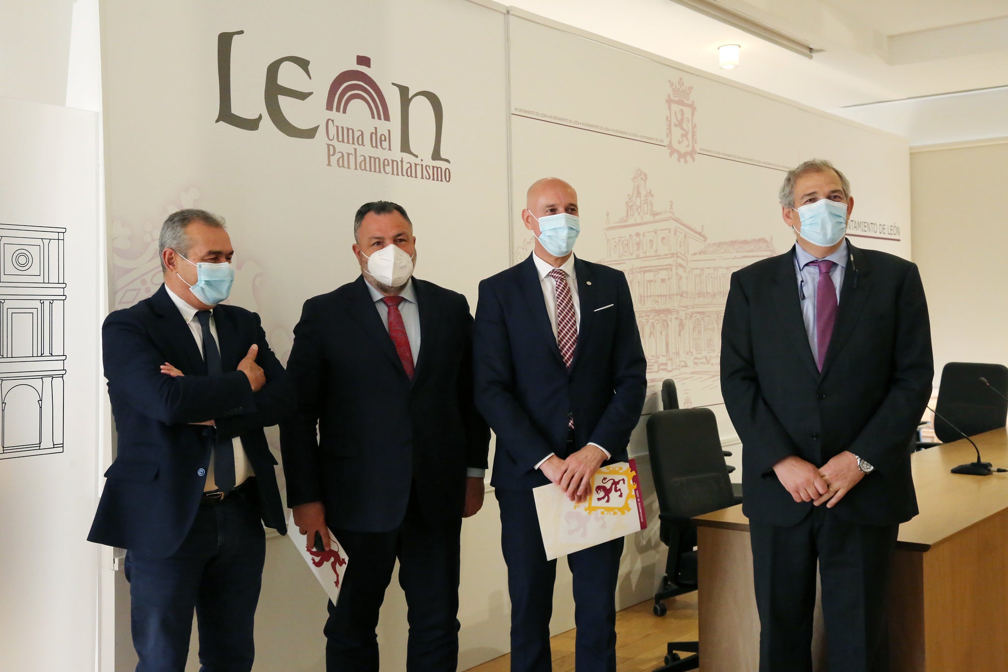 León recibirá 980.000 euros por prestar el servicio de bomberos en 14 municipios León recibirá 980.000 euros por prestar el servicio de bomberos en 14 municipios