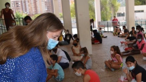 La concejala de Acción Social, Julia Llopis en una de las Escuelas de Verano La concejala de Acción Social, Julia Llopis en una de las Escuelas de Verano