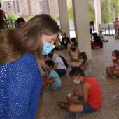 La concejala de Acción Social, Julia Llopis en una de las Escuelas de Verano