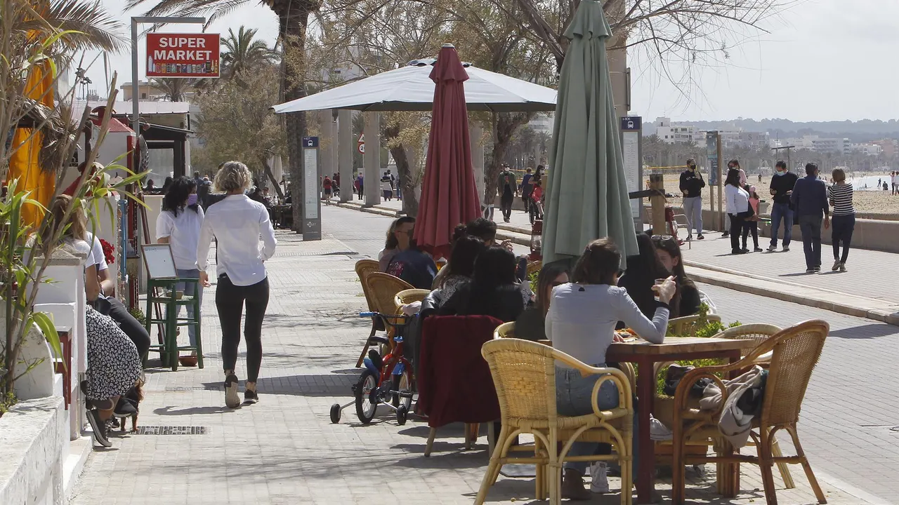 Varias personas en la terraza de un bar de la Playa de Palma, en Mallorca