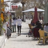 Varias personas en la terraza de un bar de la Playa de Palma, en Mallorca