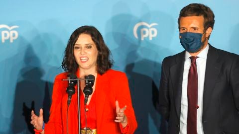 Isabel D&iacute;az Ayuso junto a Pablo Casado tras conocer los resultados electorales