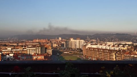 Vista de Gij&oacute;n con las nubes contaminantes al fondo