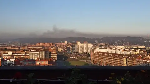 Vista de Gijón con las nubes contaminantes al fondo Vista de Gijón con las nubes contaminantes al fondo