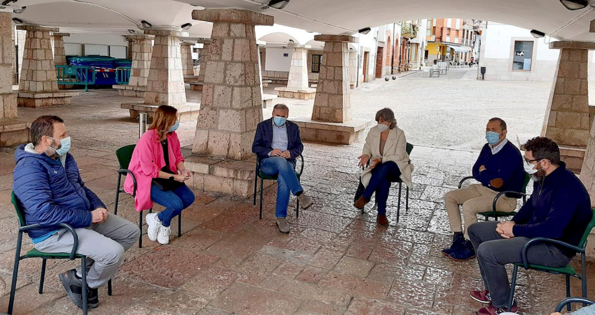 La directora general de Ordenación del Territorio y Urbanismo se ha reunido hoy en Cangas de Onís con varios alcaldes del entorno La directora general de Ordenación del Territorio y Urbanismo se ha reunido hoy en Cangas de Onís con varios alcaldes del entorno