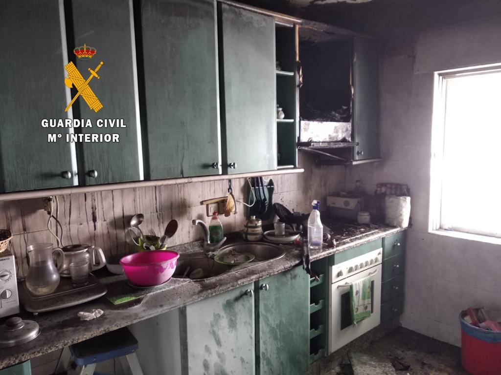 La Guardia Civil rescata de un incendio en una vivienda, a una persona con movilidad reducida La Guardia Civil rescata de un incendio en una vivienda, a una persona con movilidad reducida