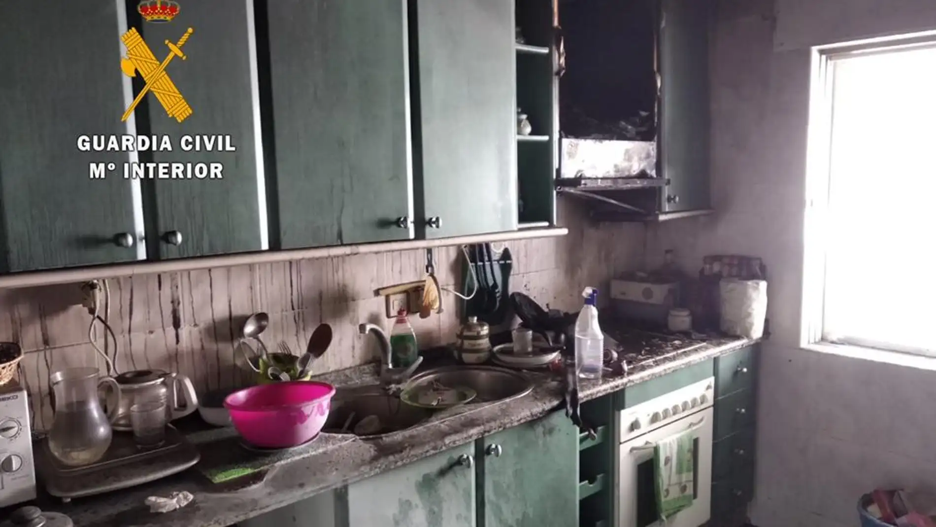 La Guardia Civil rescata de un incendio en una vivienda, a una persona con movilidad reducida