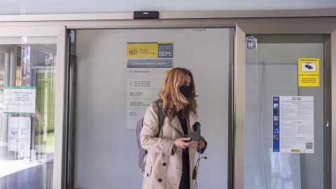 Una mujer entra en las oficinas del SEPE.