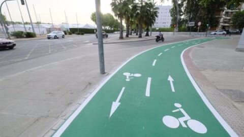 Imagen de archivo del carril bici de la Avenida Juan Pablo II de Sevilla