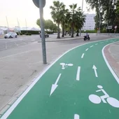 Imagen de archivo del carril bici de la Avenida Juan Pablo II de Sevilla Imagen de archivo del carril bici de la Avenida Juan Pablo II de Sevilla