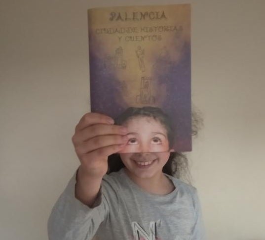 Alba Tejedo, Ana Merino y Patricia Docio se han alzado como ganadoras de la primera edición del concurso "Bookface" Alba Tejedo, Ana Merino y Patricia Docio se han alzado como ganadoras de la primera edición del concurso "Bookface"