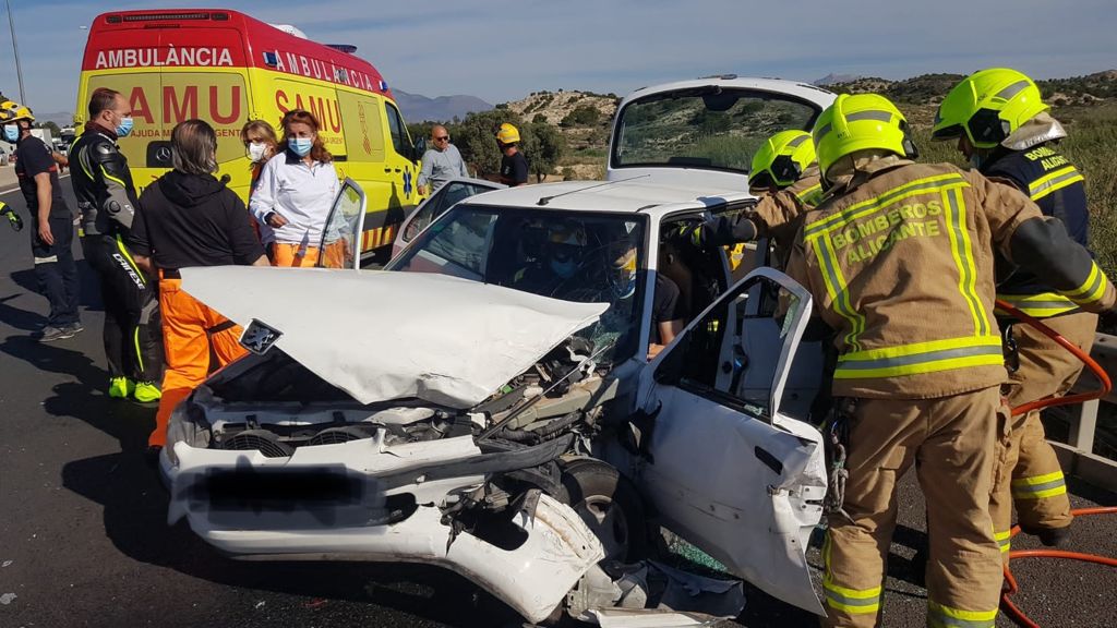 Los bomberos rescatan a un conductor atrapado tras un accidente a la altura de Villafranqueza Los bomberos rescatan a un conductor atrapado tras un accidente a la altura de Villafranqueza