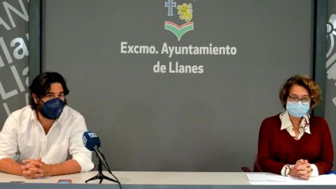Alcalde y concejala durante la rueda de prensa de este martes