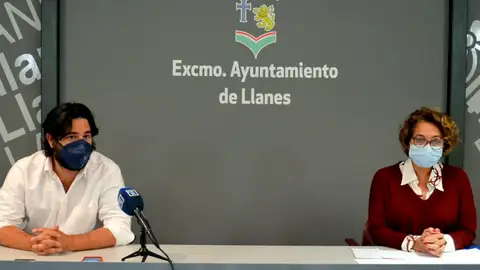 Alcalde y concejala durante la rueda de prensa de este martes Alcalde y concejala durante la rueda de prensa de este martes