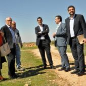 José Manuel Caballero durante una visita a un camino rural