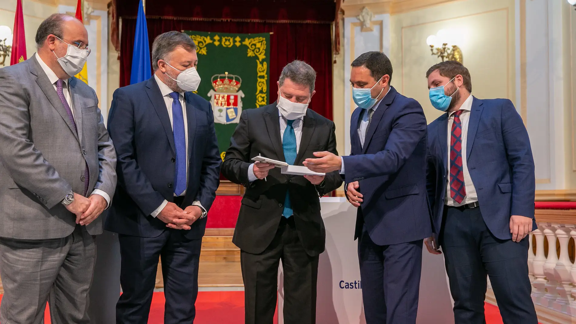 El presidente regional, Emiliano García-Page, recibe de la Diputación el proyecto 
