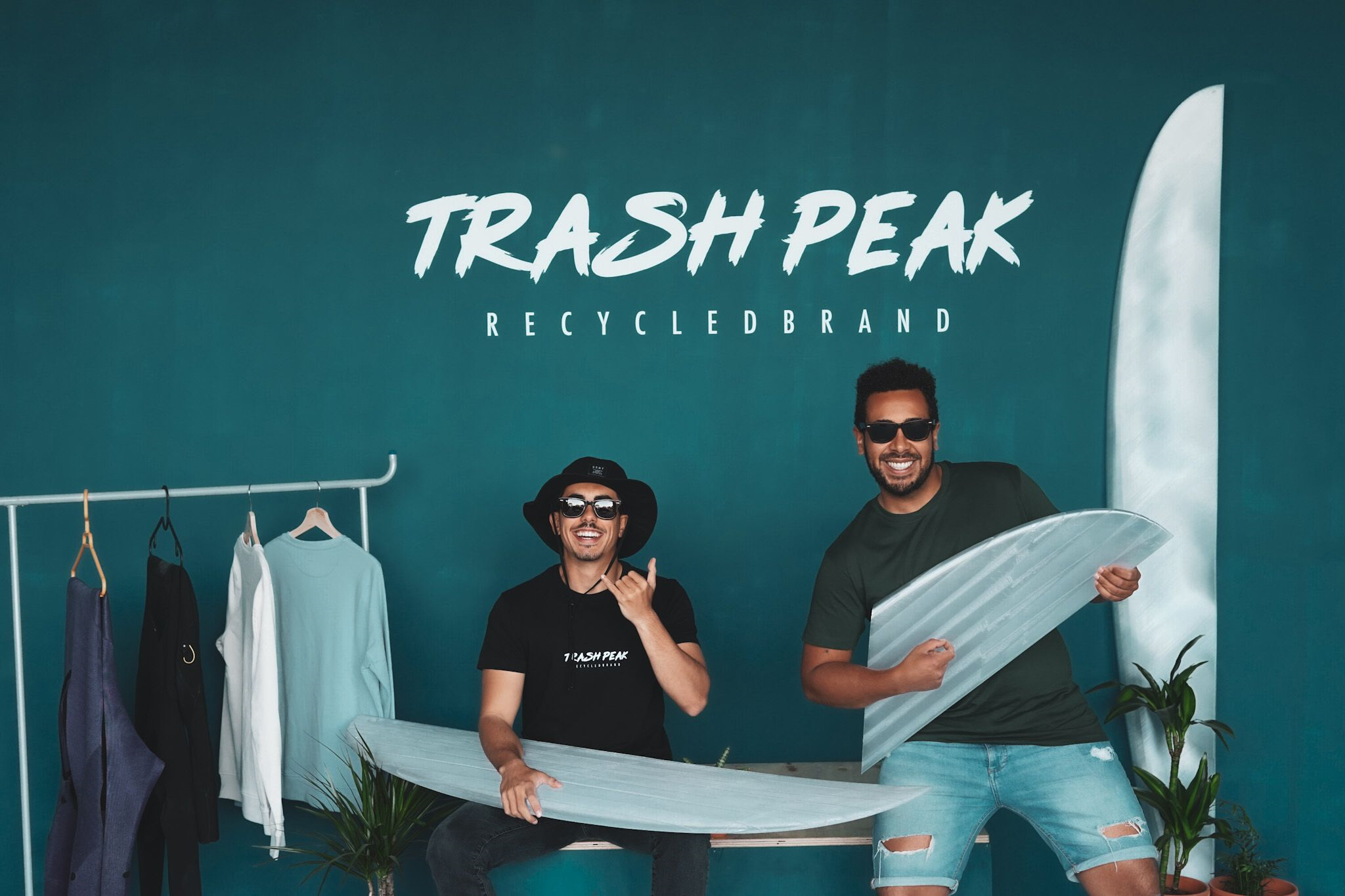 'Trash Peak': dos jóvenes transforman el plástico de las playas gaditanas en tablas de surf 'Trash Peak': dos jóvenes transforman el plástico de las playas gaditanas en tablas de surf