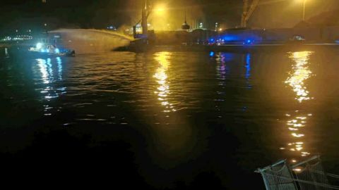 Incendio gr&uacute;a puerto de Cartagena