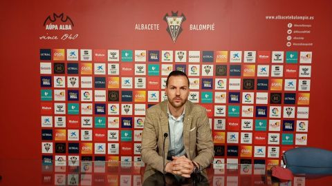 V&iacute;ctor Varela, vicepresidente del Albacete Balompi&eacute;, en rueda de prensa en el Carlos Belmonte. 