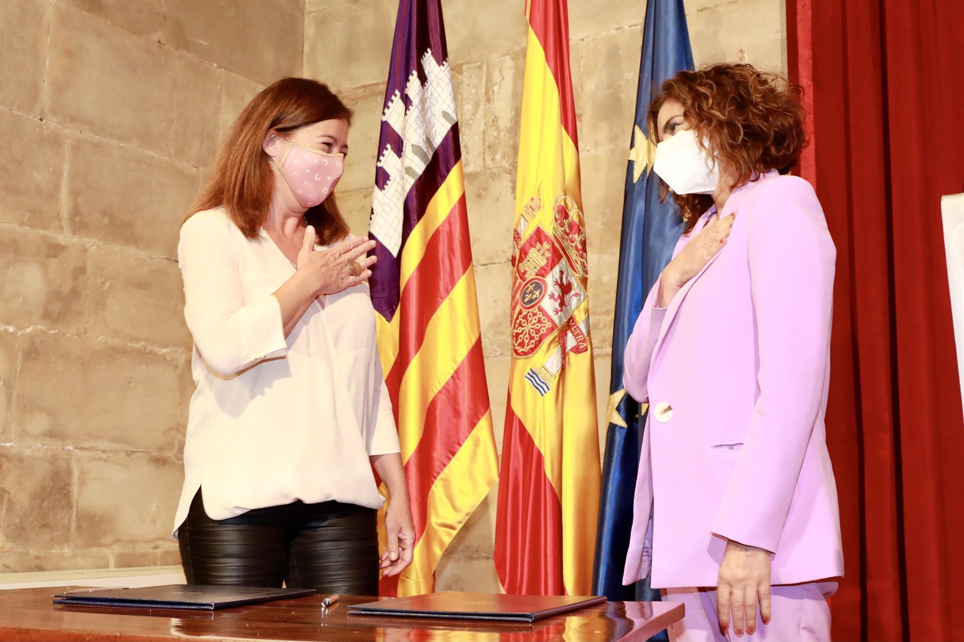 Armengol y Montero firman el convenio para la transferencia de los 855 millones para ayudas directas Armengol y Montero firman el convenio para la transferencia de los 855 millones para ayudas directas