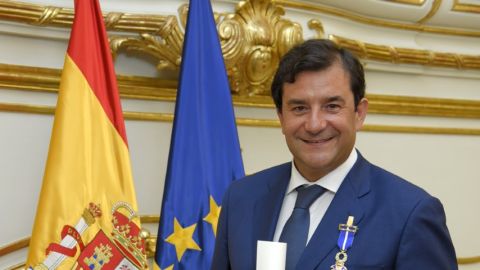 Cesar Cernuda condecorado con la Cruz de Oficial de la Orden del M&eacute;rito Civil .