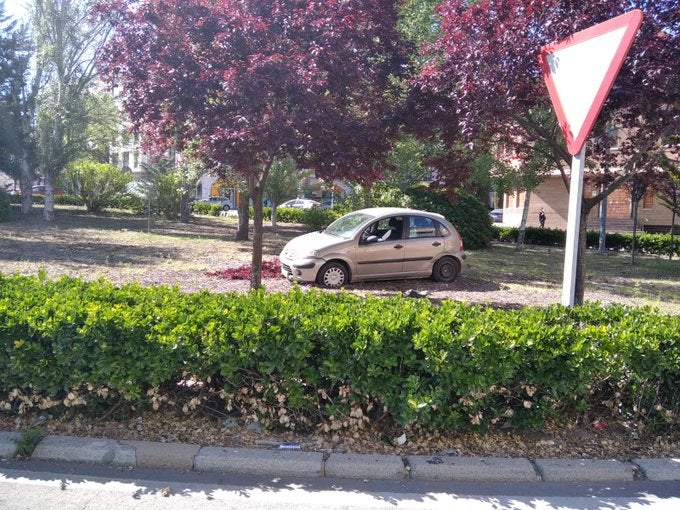 Un vehículo colisiona y termina en medio de un jardín en Ciudad Real Un vehículo colisiona y termina en medio de un jardín en Ciudad Real