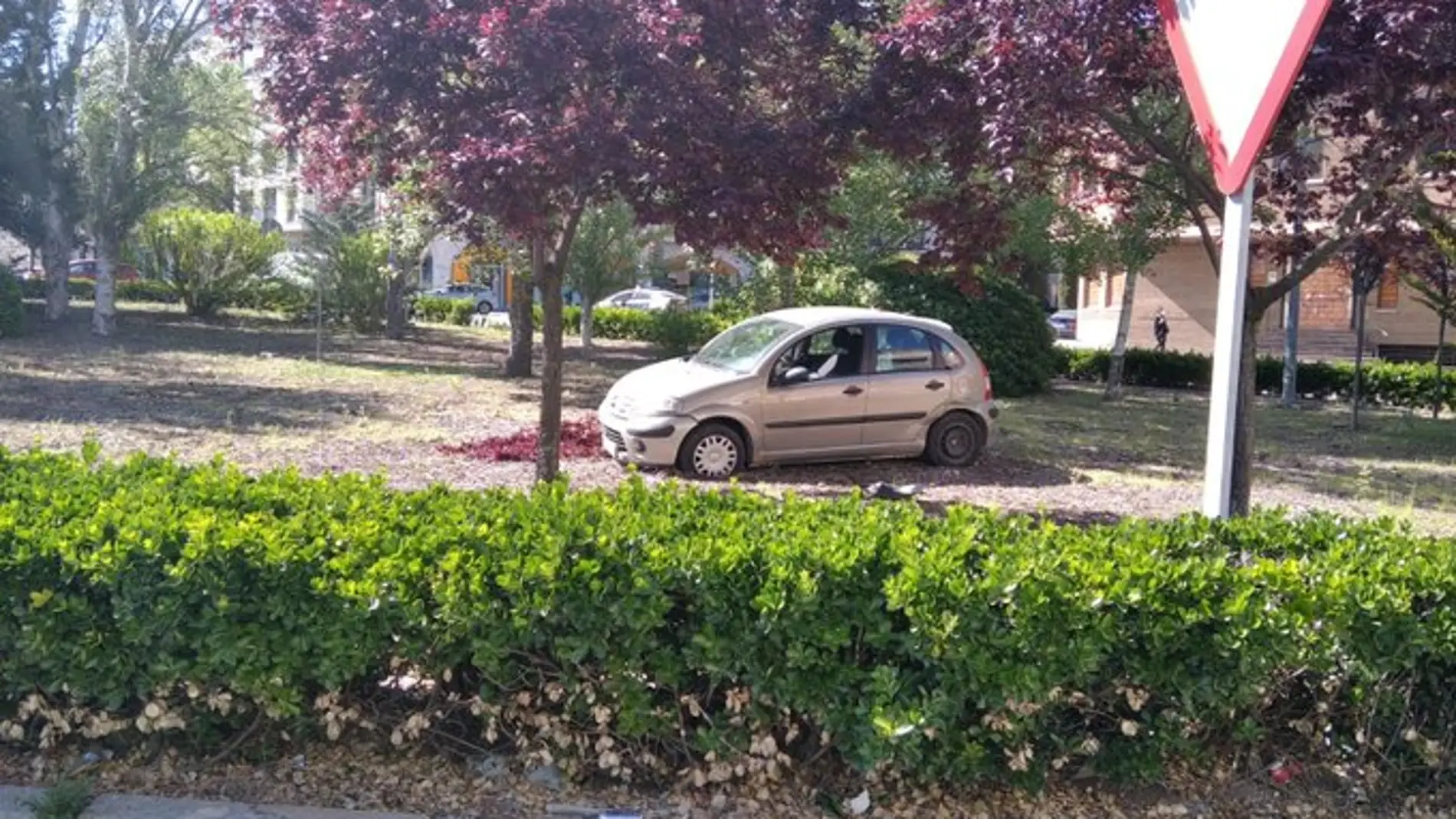 El vehículo accidentado dentro del jardín