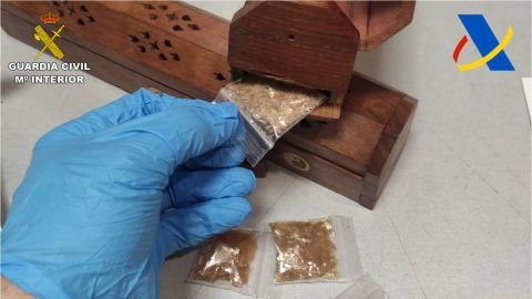 Envoltorios de pl&aacute;stico con la 'mol&eacute;cula de Dios' interceptada en el Aeropuerto Alicante-Elche.