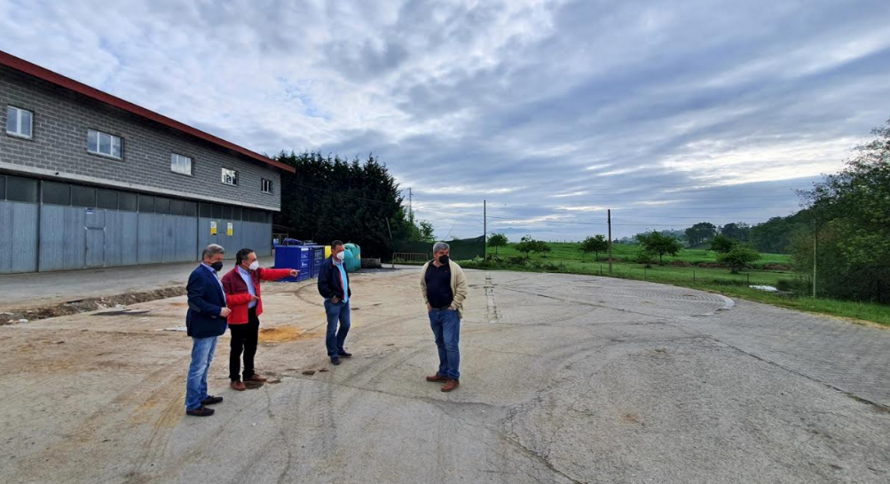 Ayuntamiento de Nava y el Club de Autocaravanistas visitan la futura área de estacionamiento para estos vehículos Ayuntamiento de Nava y el Club de Autocaravanistas visitan la futura área de estacionamiento para estos vehículos