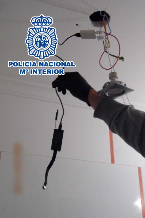 Detenido en Dénia por instalar una cámara espía en el baño de su vecina para grabarla Detenido en Dénia por instalar una cámara espía en el baño de su vecina para grabarla
