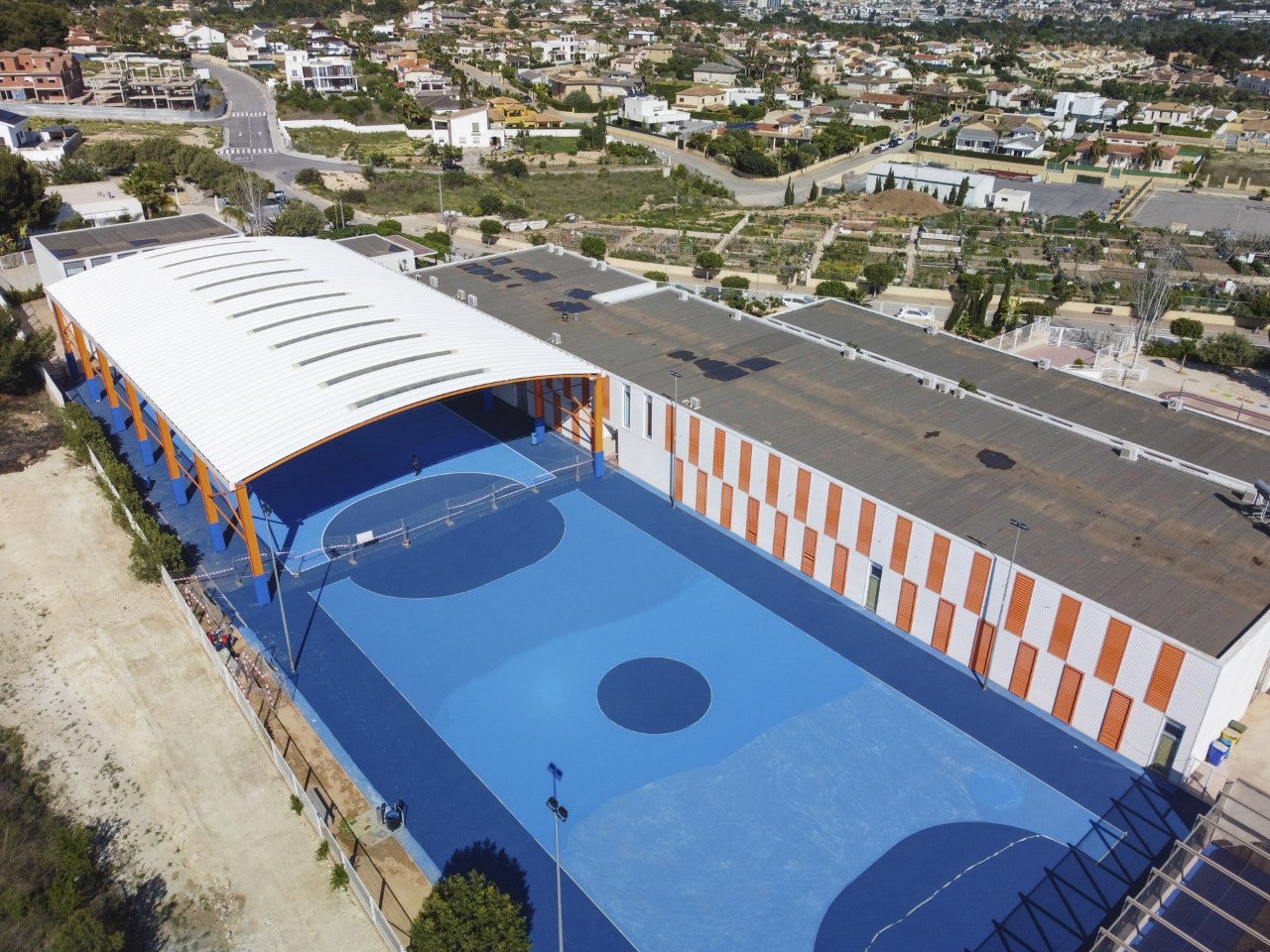 Concluyen en l’Alfàs del Pi las obras de la pista multideporte del colegio público Veles e Vents Concluyen en l’Alfàs del Pi las obras de la pista multideporte del colegio público Veles e Vents