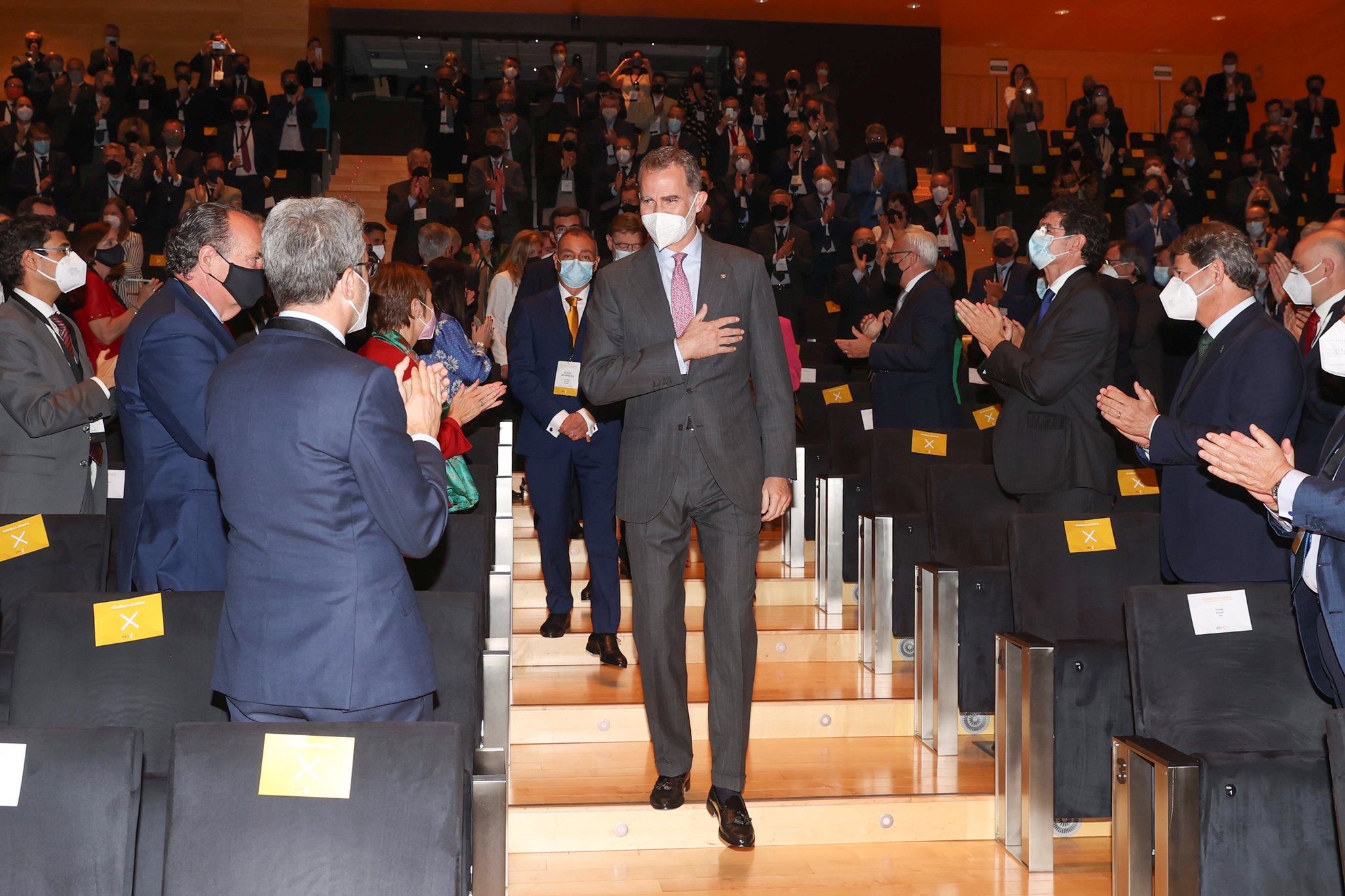 Felipe VI pone en valor el papel de las empresas y los autónomos valencianos en la UJI Felipe VI pone en valor el papel de las empresas y los autónomos valencianos en la UJI